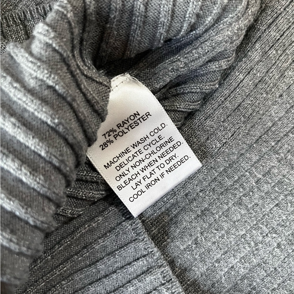 Gray Rib-Knit Short-Sleeve Mock Neck Top size large - Picture 3 of 4
